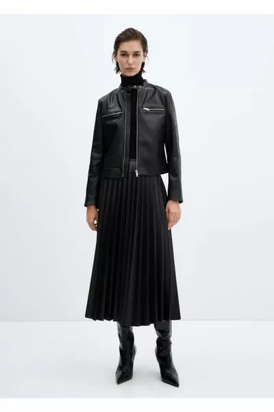 تنورة بطيات بمظهر جلدي