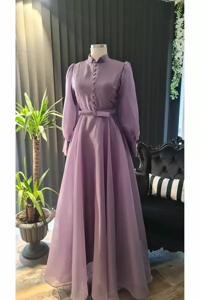 Fliederfarbenes, geknöpftes Hijab-Abendkleid mit Prinzessinnenmuster