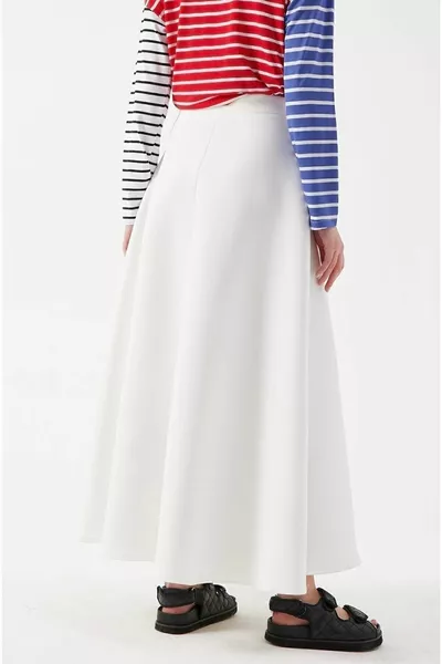 تنورة سكوبا بيضاء