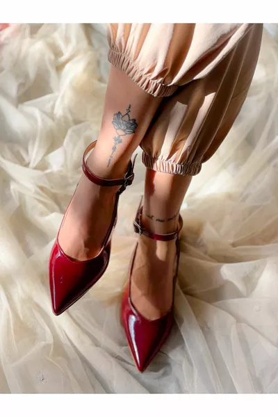 DUBAI SANDALI CLASSICI A PUNTA CON CINTURINO IN VERNICE BORDEAUX CON CINTURINO A PUNTA