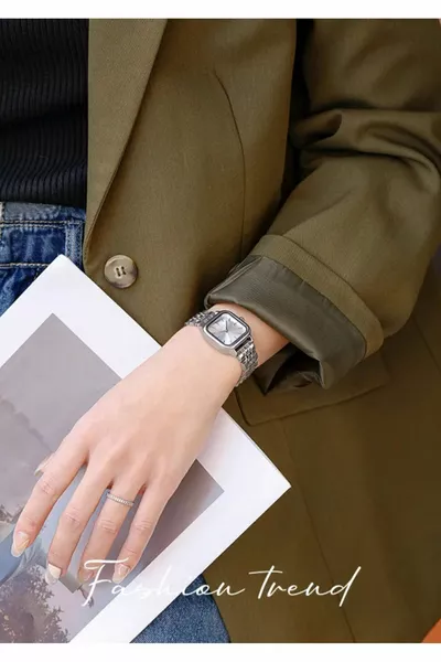 ساعة يد نسائية معدنية عتيقة