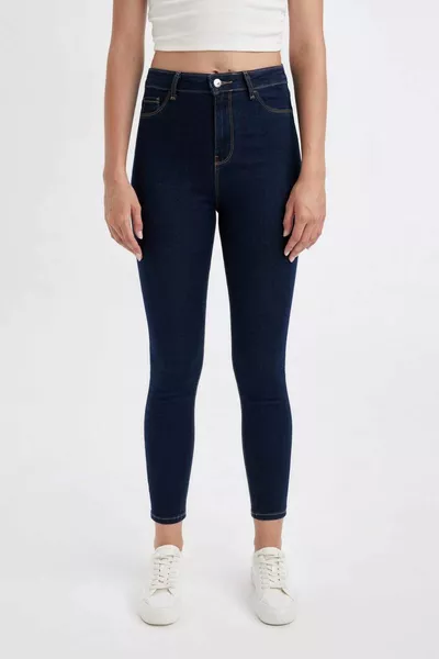 بنطلون جينز عالي الخصر وطول الكاحل ضيق الساق sp