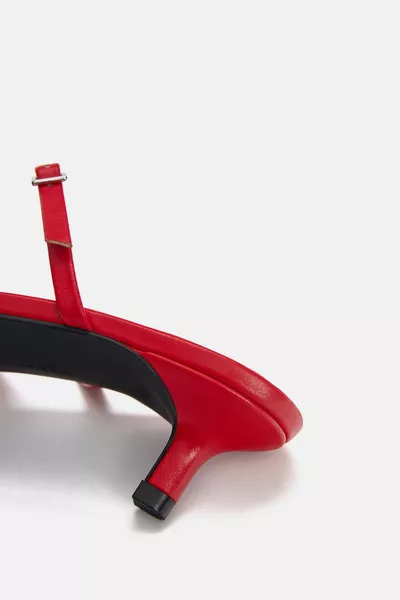 Чехли с катарами и къси заострени токчета