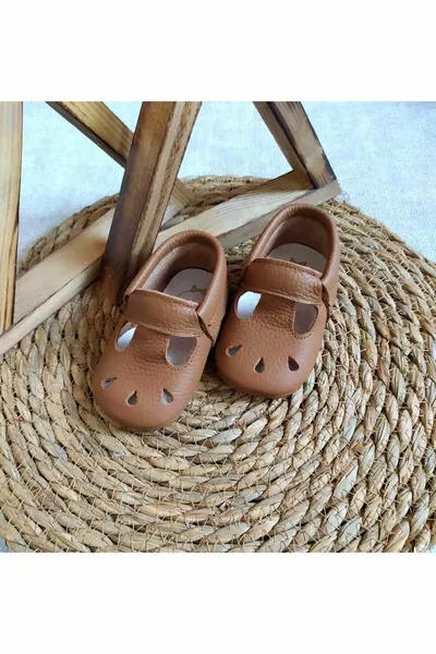 نموذج دافئ تان اللون جلد طبيعي الأطفال المتسكعون الخطوة الأولى أحذية