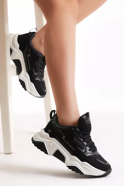 Zwart-witte sneakers met polyzool aan de zijkant van de zijstreep en gedetailleerde hoge zool voor dames