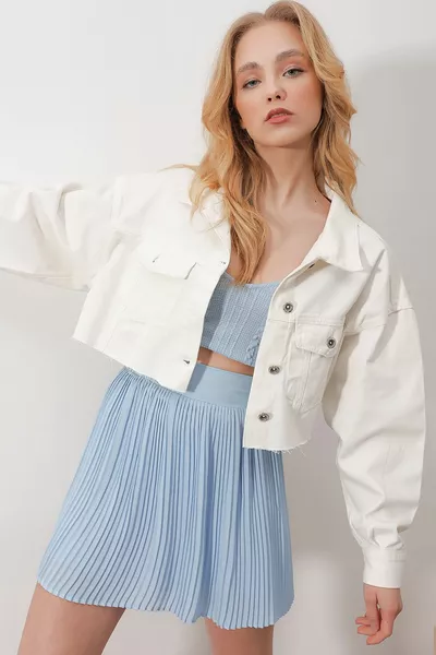 Weiße Laser Cut Crop Jeansjacke mit zwei Taschen und Knöpfen vorne für Damen 