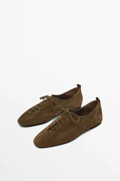 حذاء مسطح بأربطة