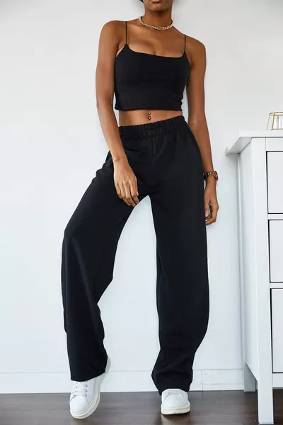 المرأة عالية الخصر كبيرة الحجم وفضفاضة تناسب بنطال رياضي 