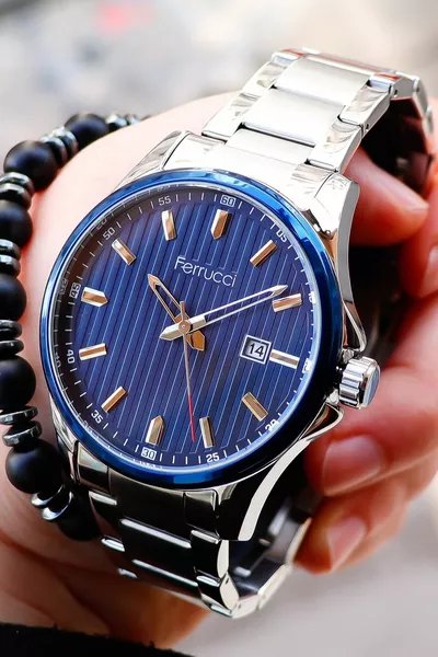 الأزرق الداكن الفضي الأبيض التقويم الصلب ساعة اليد للرجال 