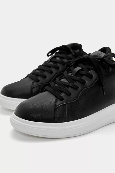 حذاء رياضي بنعل سميك