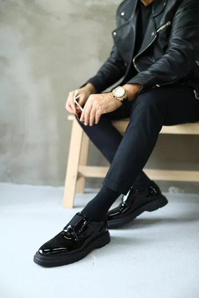 - Zwarte lakleren veterloze herenschoenen