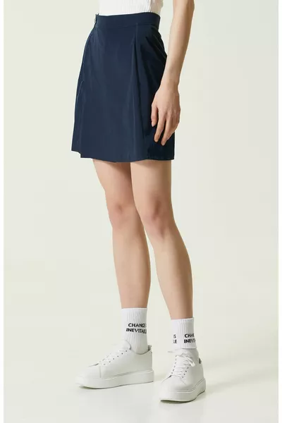 تنورة قصيرة باللون الأزرق الداكن