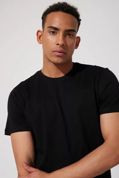 Regular Fit Schwarzes T-Shirt aus  % Baumwolle mit Rundhalsausschnitt