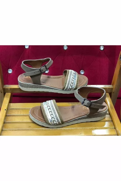 Lässige Damensandale mit flacher Sohle, flexibler Innenseite, weichen Strohsteinen und Pailletten