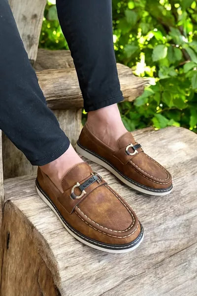 Кафяви кожени мокасини Метална катарама Стилен дизайн Удобна зелена стелка Бяла подметка