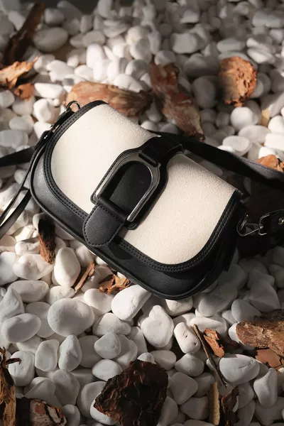 Borsa foderata con cinturino regolabile con fibbia in lino nero da donna