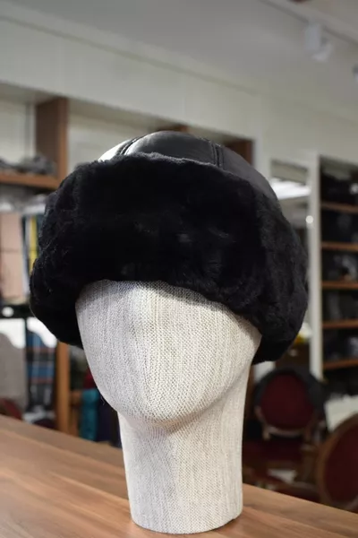 Черна чеченска шапка бурито от естествена кожа с козина отдолу