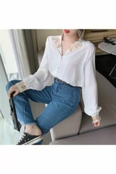 Ecrufarbenes besticktes Damenhemd