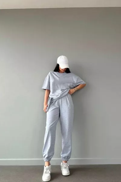 Базовая футболка спортивные брюки джоггер - серый плоский низ спортивный костюм оверсайз круглый вырез