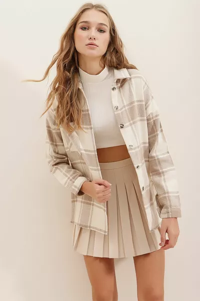 Дамска бежова карирана оверсайз риза с един джоб 