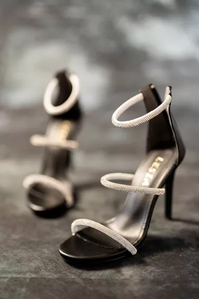 حذاء سهرة رفيع بكعب عال من الجلد الأسود مرصع بالجواهر الثلاثية