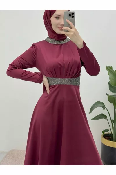 فستان سهرة ستان بتفصيل حجر على الياقة والخصر