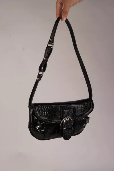 Zwarte tas met gesp en gekruiste arm voor dames