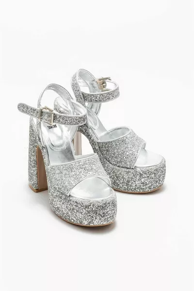 صنادل نسائية بكعب عال