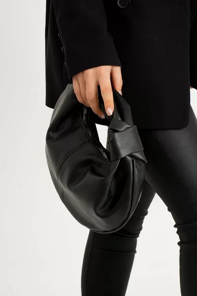 حقيبة يد نسائية سوداء صغيرة معقودة
