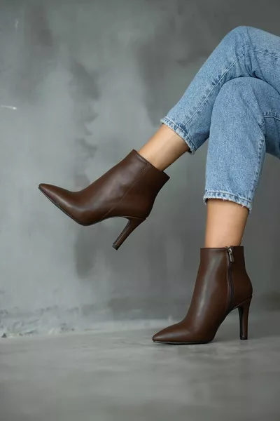 وأشار اصبع القدم الخنجر الأحذية ذات الكعب البني المر