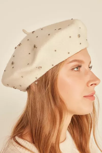  Поверх камня шерстяная шапка для маляра