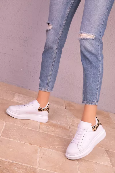 حذاء رياضي نسائي أبيض ليوبارد 