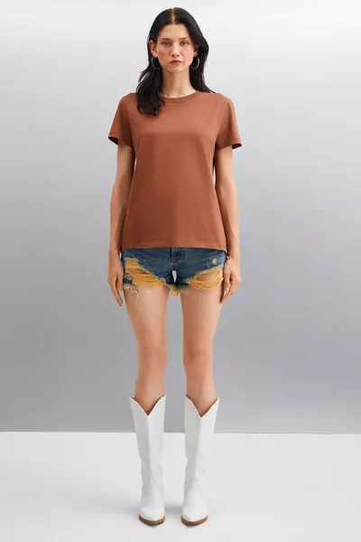 سامانثا كومفورت فيت للسيدات ٪ قطن عضوي أساسي محبوك بني تي شيرت