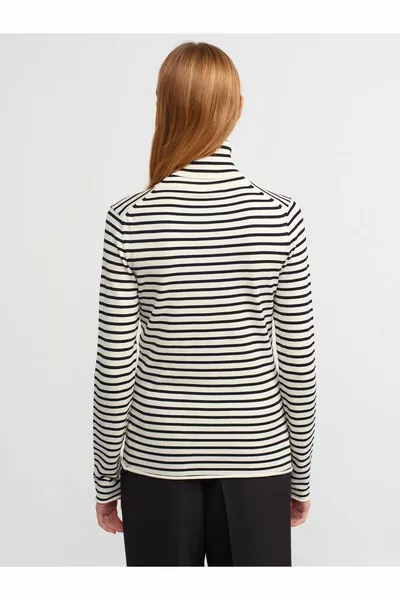 Maglione a righe dolcevita crema 