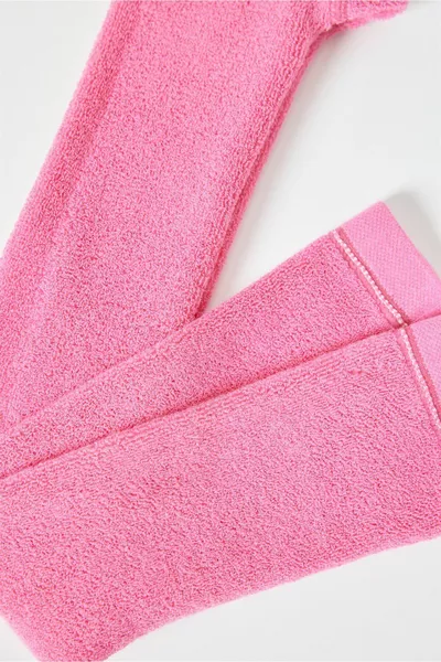 داخل منشفة الأطفال الجوارب الفوشيه