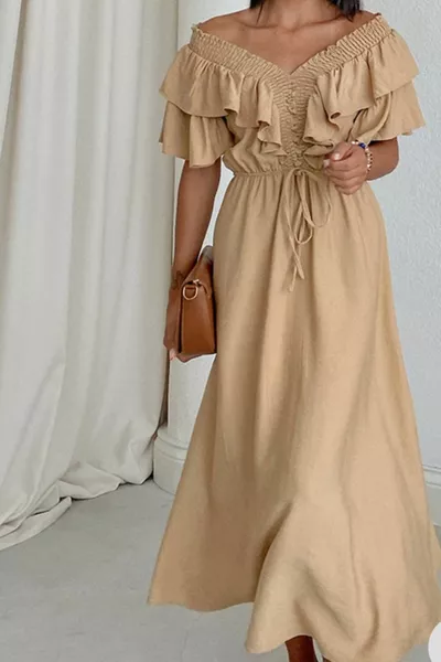 المرأة الجمل، وخط الرقبة المطاطية، واللباس جيبيل ومنتفخة