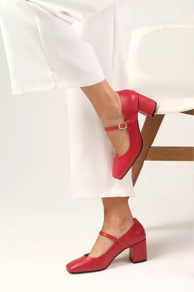 ألدا اللون الأحمر حادة اصبع القدم المرأة الكعب