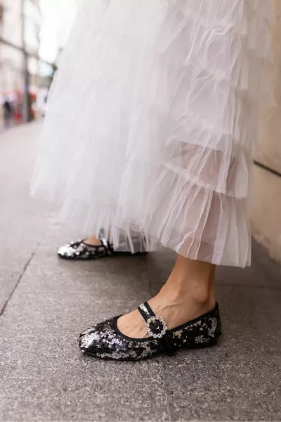 نيسو حذاء باليه أسود فضي مطرز للسيدات