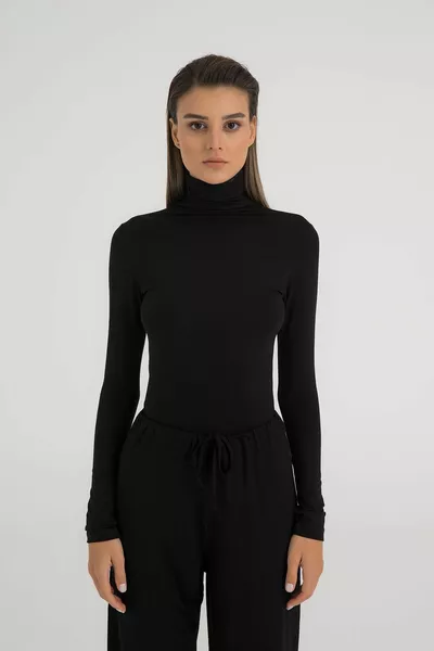 بلوزة الياقة المدورة فائقة النعومة باللون الأسود
