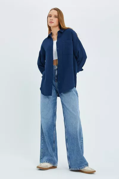  Женская рубашка оверсайз с карманами из муслина, темно-синяя