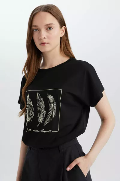 Тениска с къси ръкави с редовно прилягане и обикновено деколте с щампа SP