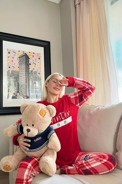 طقم بيجامة نسائي من الفرو بنقشة شتوية باللون الأحمر