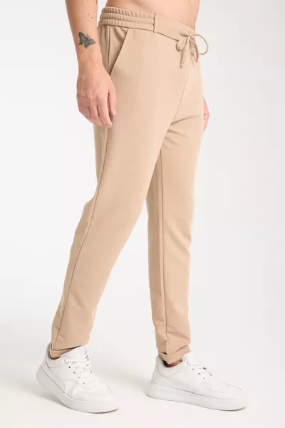 Herrenhose mit elastischem Bund, Stretchmaterial, gekrempeltem Saum im Jogger-Stil