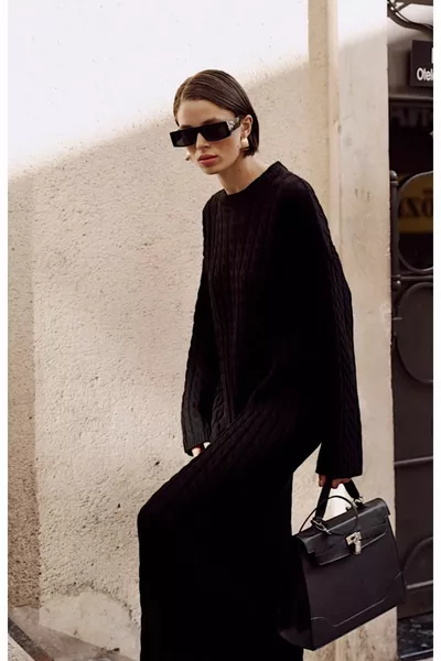 المرأة جديلة الشعر الأسود مفصلة تريكو اللباس