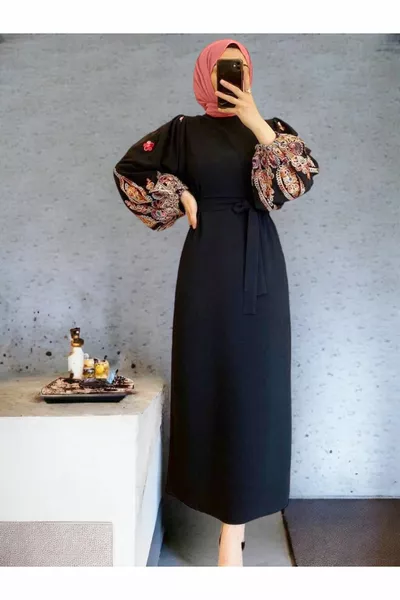 فستان برباط قلم رصاص مع تول مطرز على الأكمام