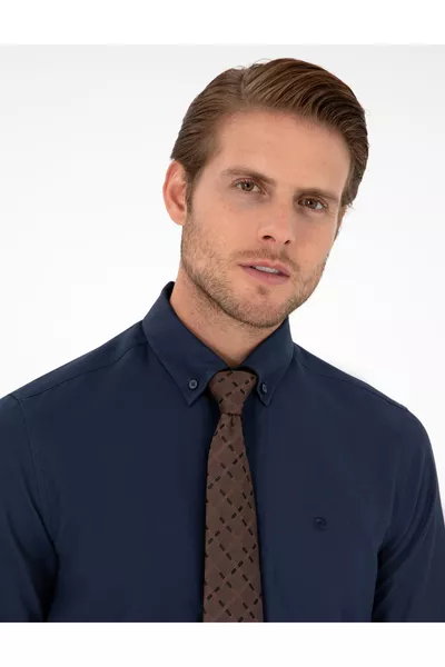 قميص أزرق داكن بقصة نحيفة وأكمام طويلة 