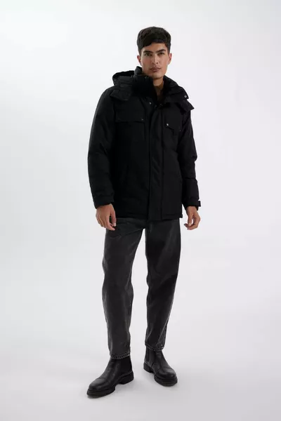 معطف مقاوم للماء بتصميم عادي، مزود بغطاء رأس قابل للإزالة وسحّاب وجيوب وتفاصيل أزرار ضغط WN