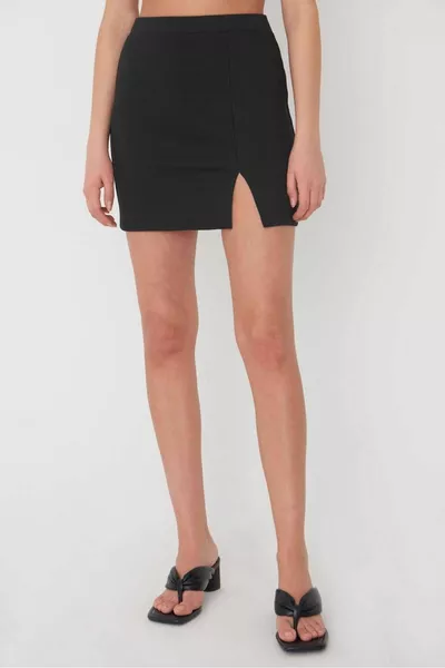 تنورة قصيرة مشقوقة 