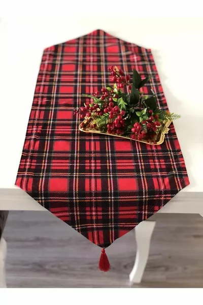 Коледна и новогодишна покривка за маса с червен каре десен, размер  см