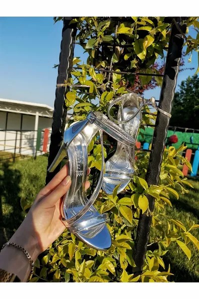 Avondschoenen met zilveren bandjes